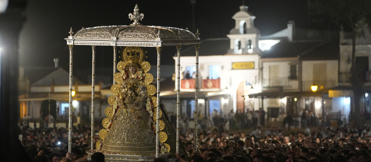 Salida procesional de la Virgen del Rocío por las calles de la Aldea en 2025 (archivo)