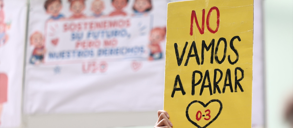 (Foto de ARCHIVO)
Manifestante porta pancarta con lema 'No vamos a parar 0-3'