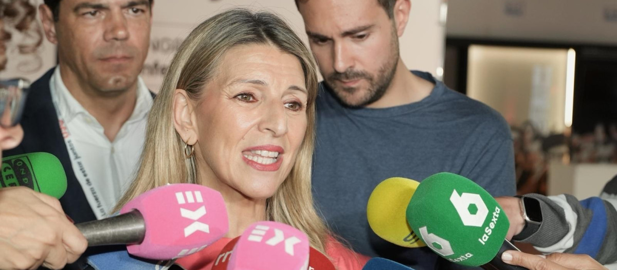 La vicepresidenta segunda del Gobierno, Yolanda Díaz, atiende a los medios en Badajoz