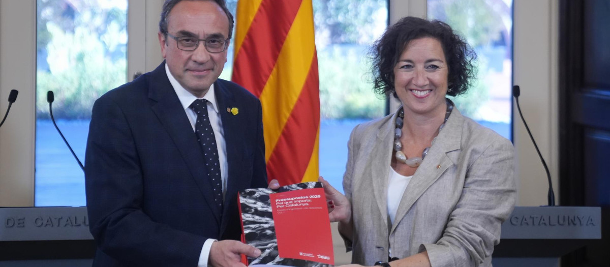 La consejera de Economía, Alícia Romero, entrega el proyecto de presupuestos al presidente del Parlament, Josep Rull