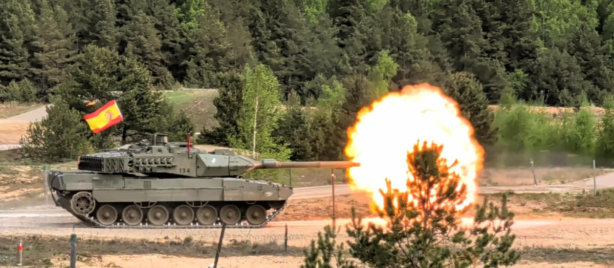 Carro de combate español Leopardo 2E haciendo fuego sobre un objetivo