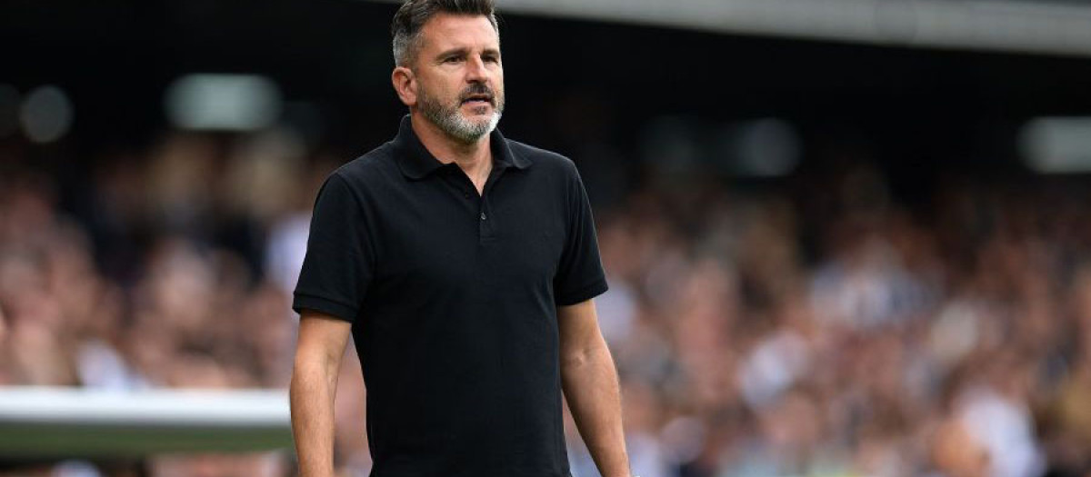 Iván Ania sigue un partido desde su área técnica