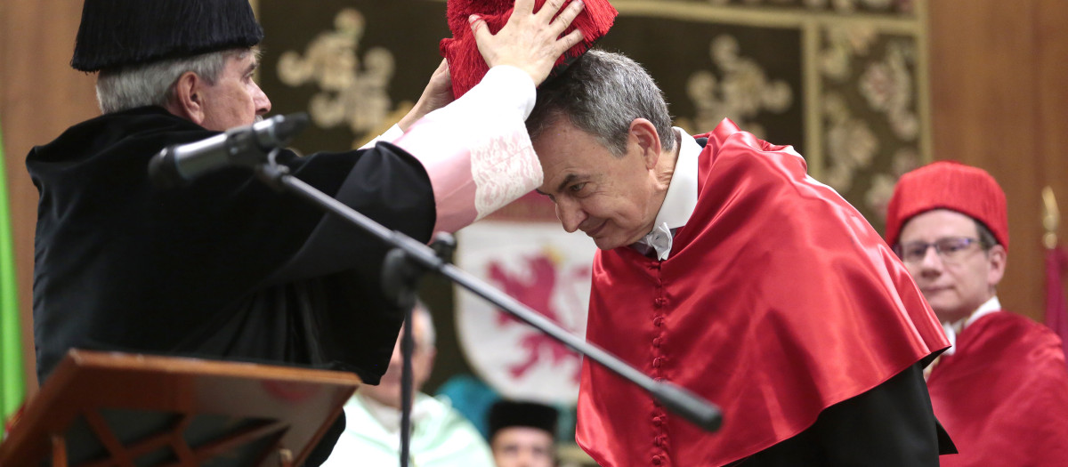 Zapatero al ser investido doctor honoris causa por la Universidad de León