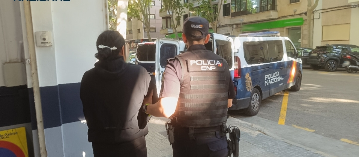 La mujer, saliendo de la Jefatura de Policía de Palma