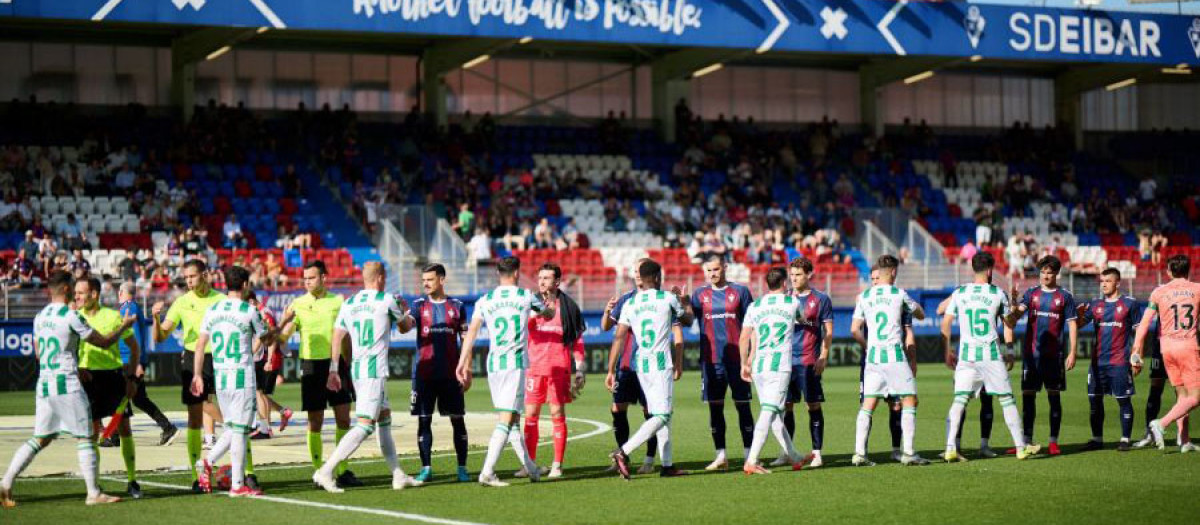 El saludo entre Eibar y Córdoba en la última visita califal a Ipurua en 2025