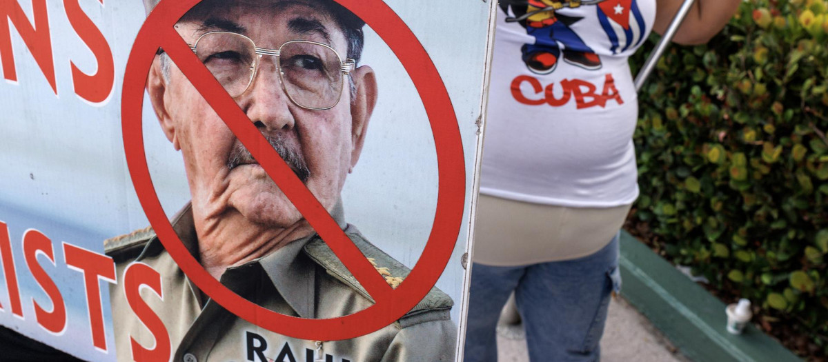 Cubanos en el exilio celebran el Día de la República de Cuba en Miami, Florida, EE. UU.,