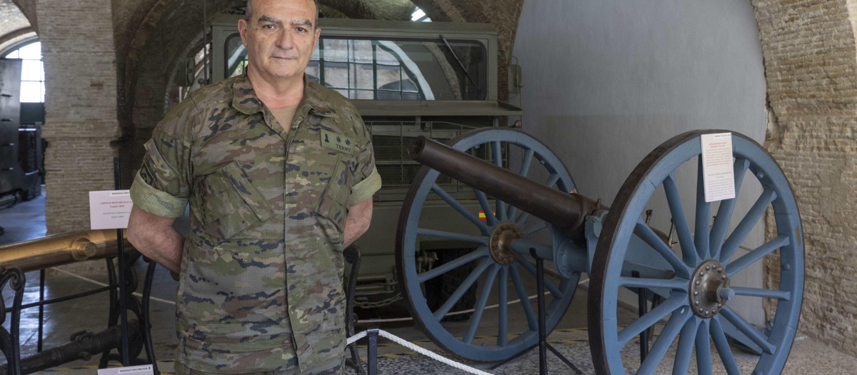 El director del museo histórico militar de Cartagena, el teniente coronel del Ejército de Tierra Ernesto Terry, junto al cañón