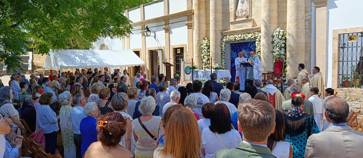 La misa congregó a muchísimos asistentes