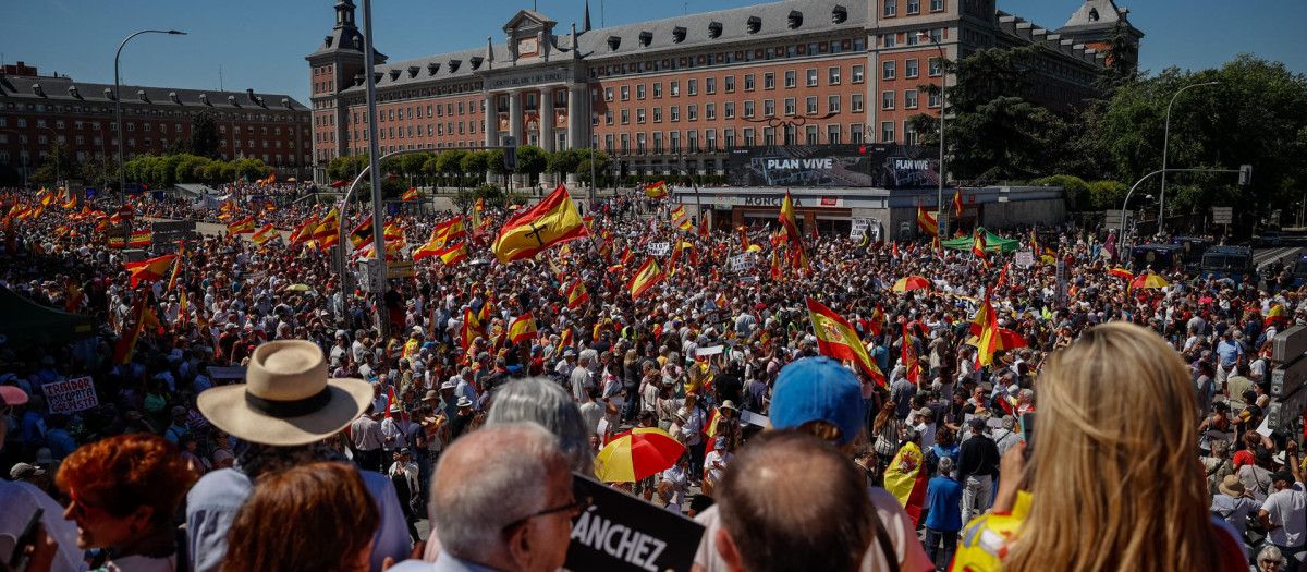 Panorámica de la manifestación a su llegada al Arco de la Victoria, parte final del recorrido.