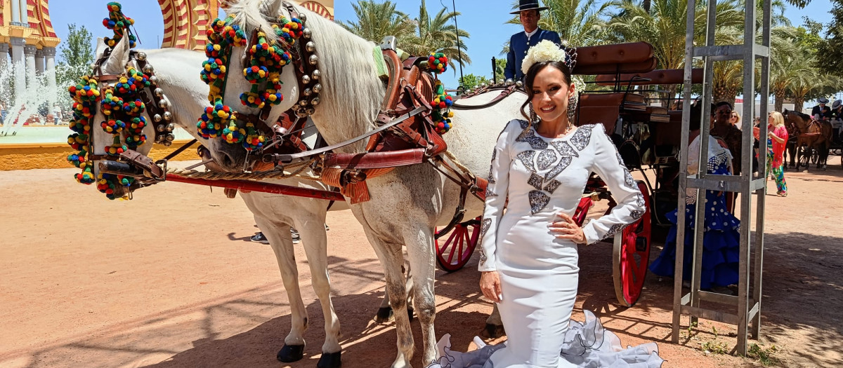 La cantante Anabel Dueñas con modelo de Prieto Atelier en la Feria de Córdoba