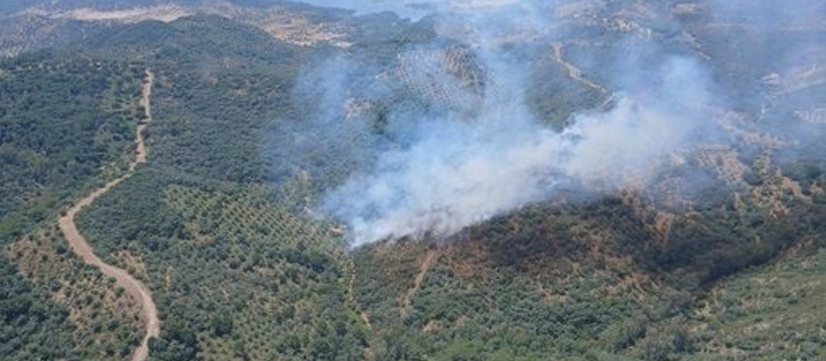 Imagen del Infoca sobre el incendio en la serrezuela de Adamuz