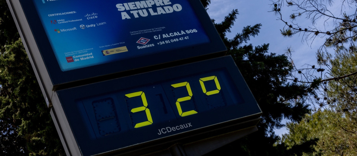Un termómetro indica la temperatura, a 22 de mayo de 2026, en Madrid