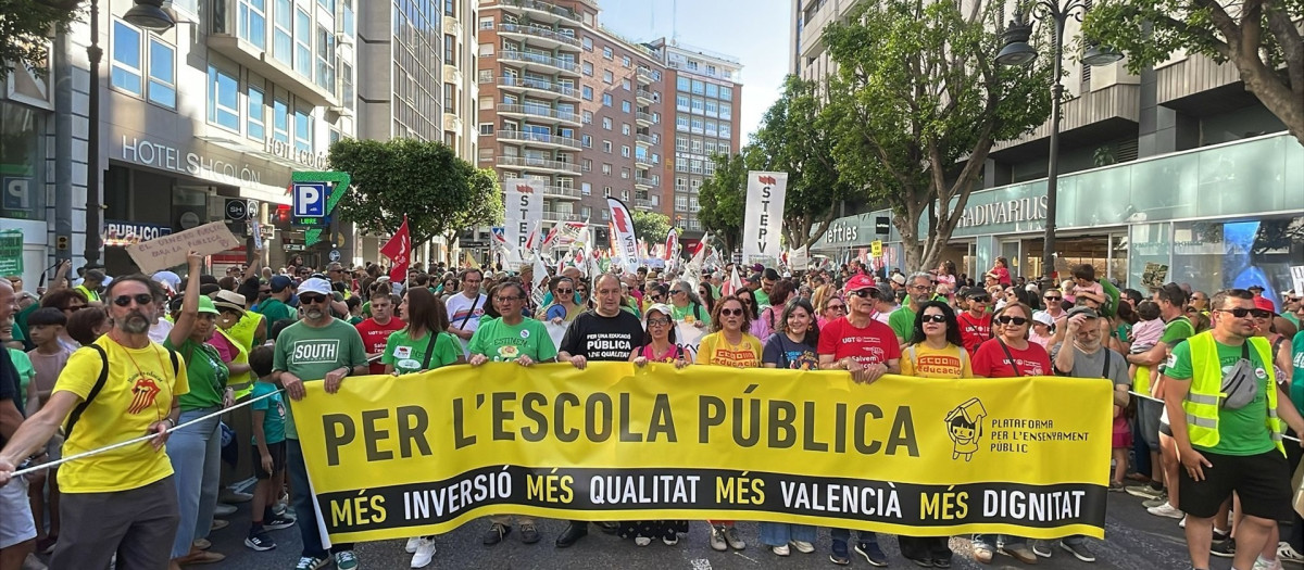 Imagen tomada este sábado de la manifestación de los profesores de la educación pública valenciana en huelga desde el pasado 11 de mayo