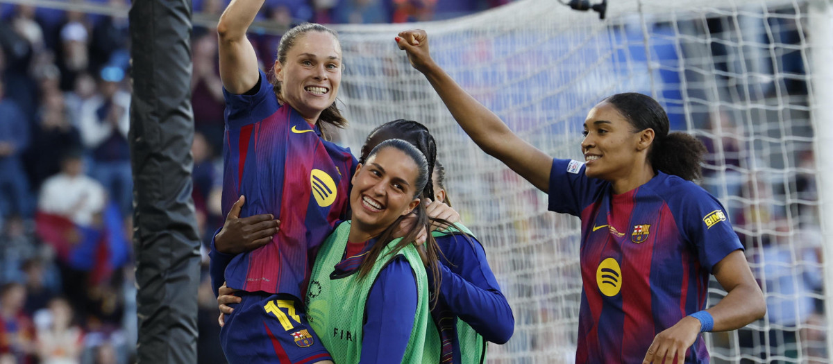 OSLO (NORUEGA), 23/05/2026.- La delantera del Barcelona Ewa Pajor (i) celebra con sus compañeras tras marcar el 2-0, durante el partido de la final de la Liga de Campeones que FC Barcelona y Olympique de Lyon disputan este sábado en el estadio Ullevaal de Oslo. EFE/Alberto Estévez
