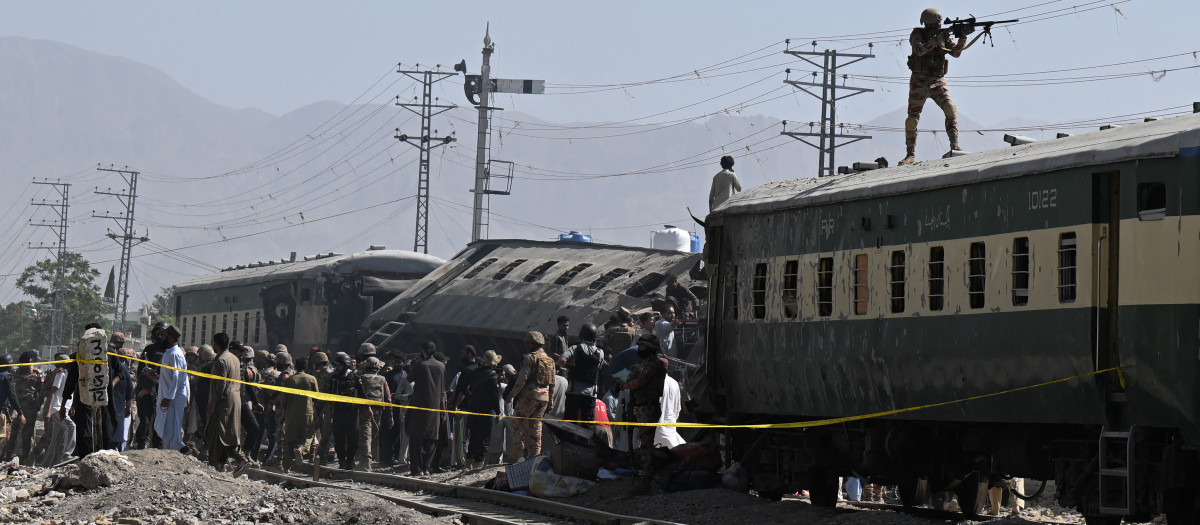 Un soldado sobre el tren que ha explotado en Pakistán el 24 de mayo