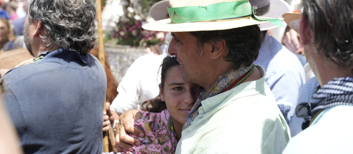 El torero Fran Rivera (d) y su hija Tana Rivera (i), acompañando a a la hermandad Rocío de Triana  a su llegada a la Aldea almonteña para presentarse ante las puertas de la Ermita del Rocío. A 23 de mayo de 2026, en El Rocío, Huelva (Andalucía, España). Segunda jornada de romería con la recepción de las hermandades filiales, que se inician con las de menor antigüedad, hasta llegar a la madrugada del 25 de mayo, sin hora establecida, cuando tendrá lugar la procesión de la Virgen del Rocío por las calles de la aldea, a hombros de los almonteños, que recorrerá el itinerario tradicional.,Image: 1104590234, License: Rights-managed, Restrictions: , Model Release: no  , Credit line: Joaquín Corchero / Europa Press