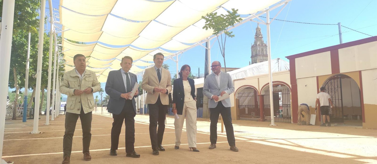 El alcalde y otras autoridades ante los toldos