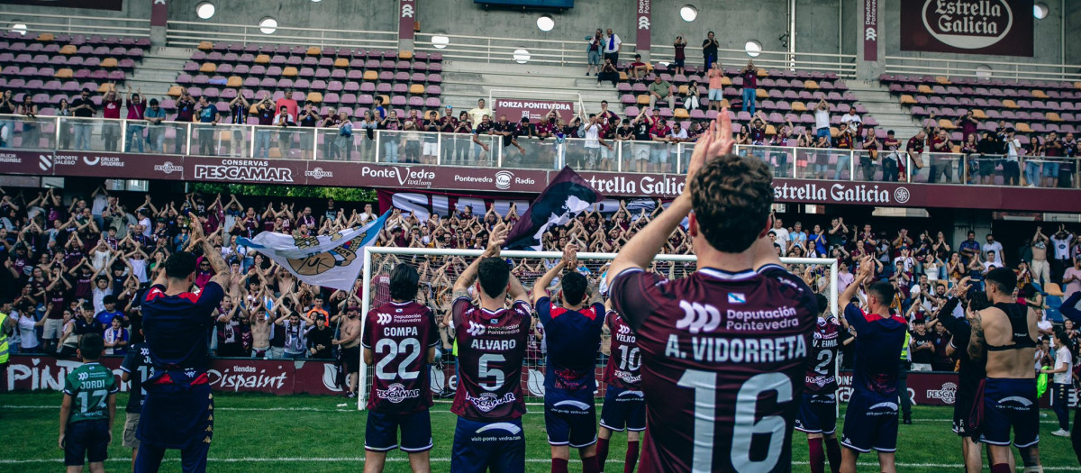 Los jugadores del Pontevedra agradecen el apoyo a los aficionados que asistieron al Nuevo Pasarón