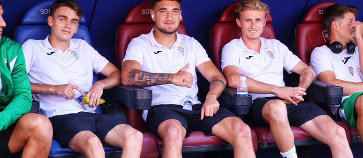 Javi Antrás, Ángel y Dani García en el banquillo de Ipurua, donde pasaron el encuentro