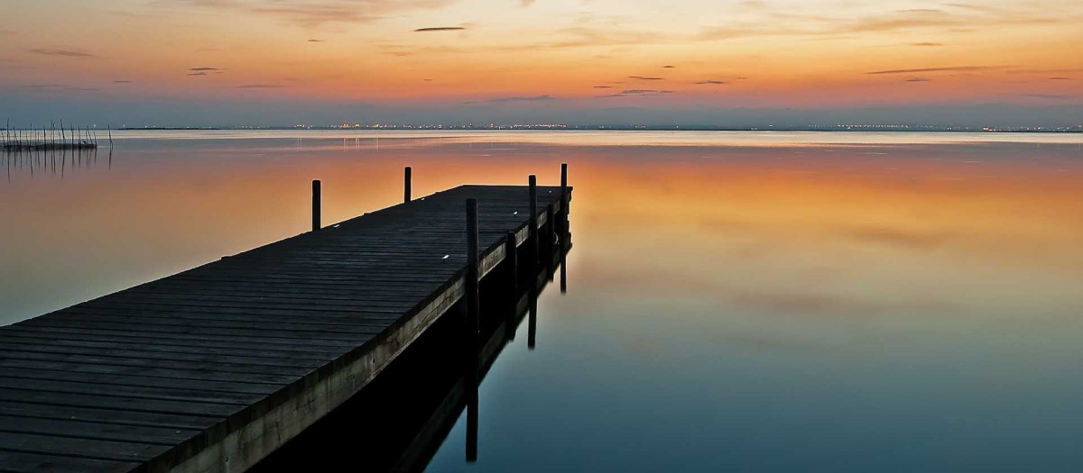 Imagen de archivo de un atardecer sobre la Albufera de Valencia