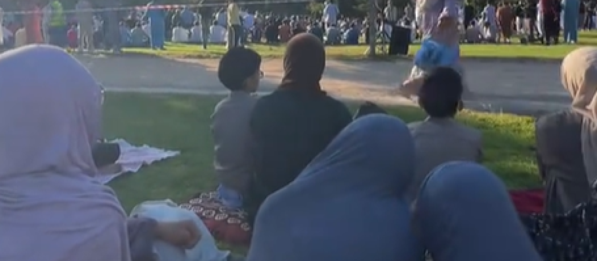 Musulmanes rezan en el parque Lo Morant de Alicante para celebrar la Fiesta del Cordero