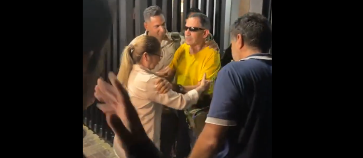 Momento de la liberación del exgeneral del Ejército de Venezuela Ramón Lozada Saavedra