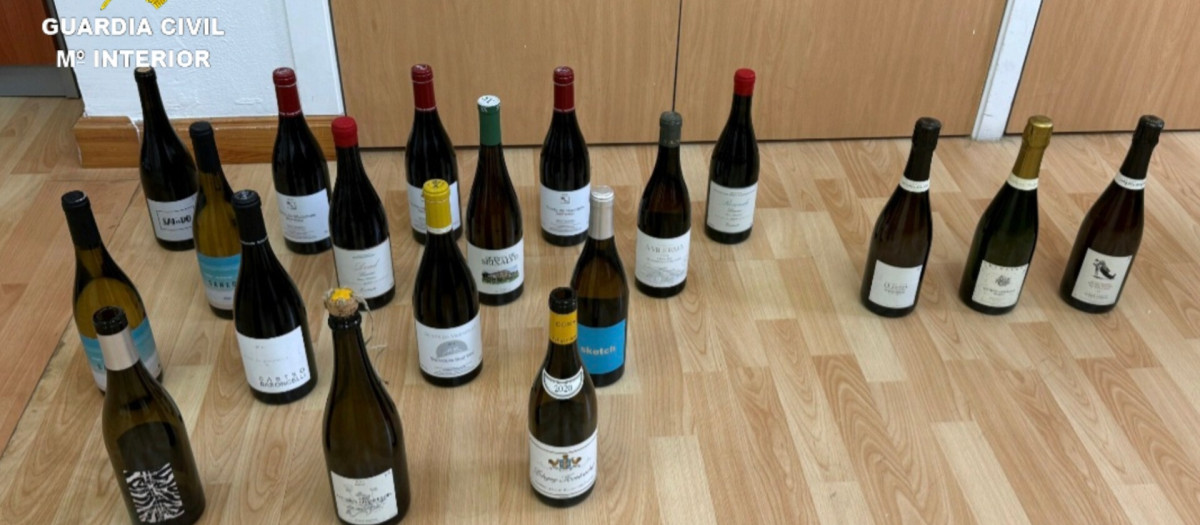 Botellas de vino sustraídas.

REMITIDA / HANDOUT por GUARDIA CIVIL DE PONTEVEDRA
Fotografía remitida a medios de comunicación exclusivamente para ilustrar la noticia a la que hace referencia la imagen, y citando la procedencia de la imagen en la firma
15/5/2026