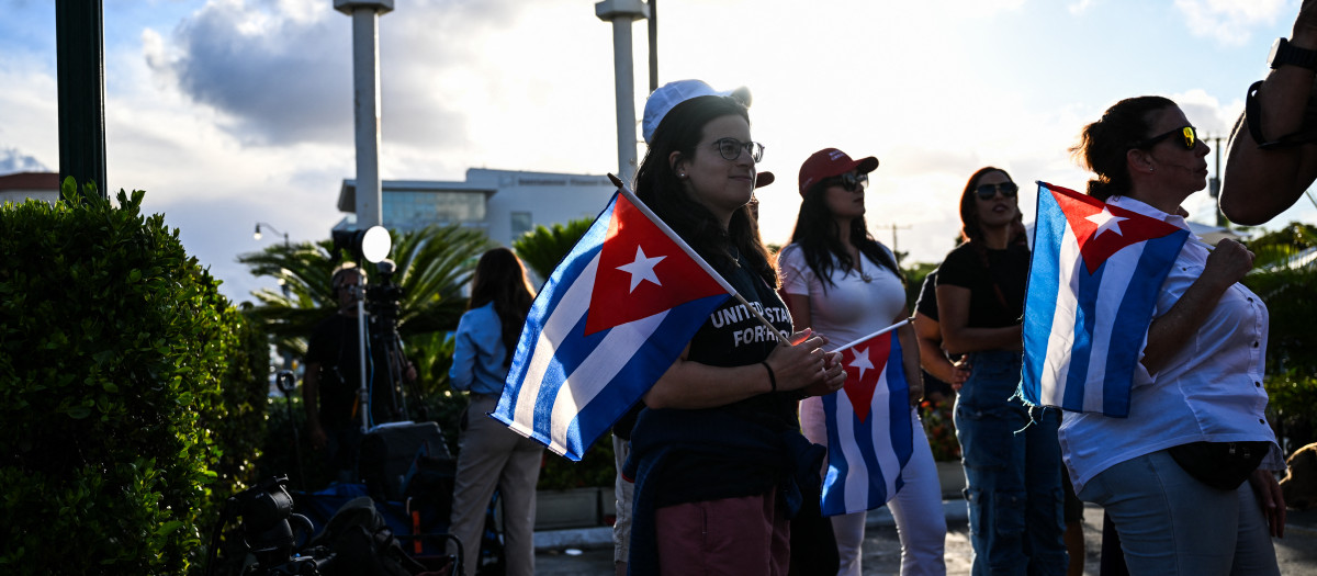 Exiliados cubanos portan banderas en la zona de Miami conocida como La Pequeña Habana