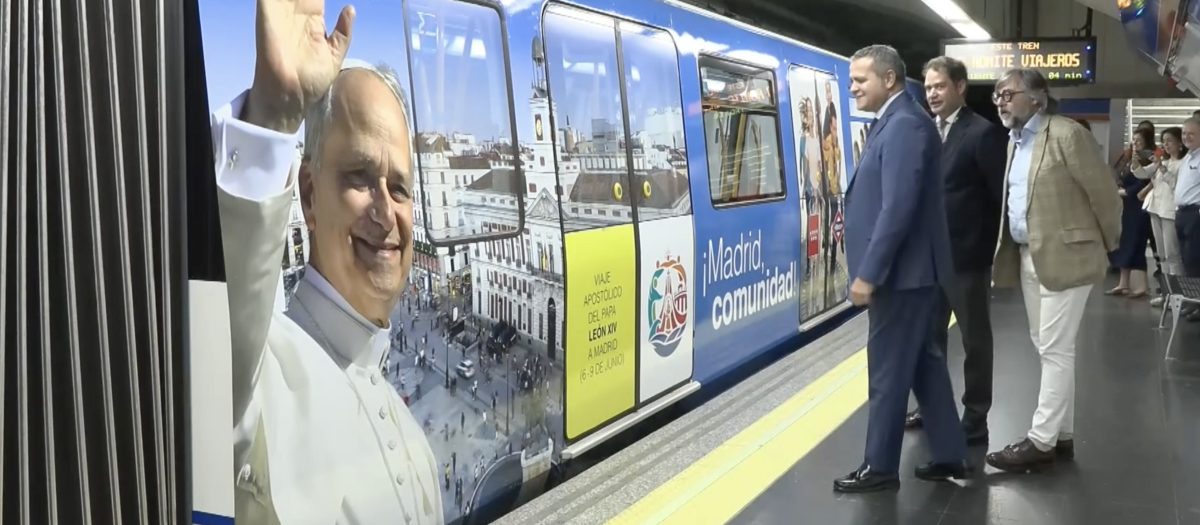El nuevo vinilo del Papa León XIV en el Metro de Madrid