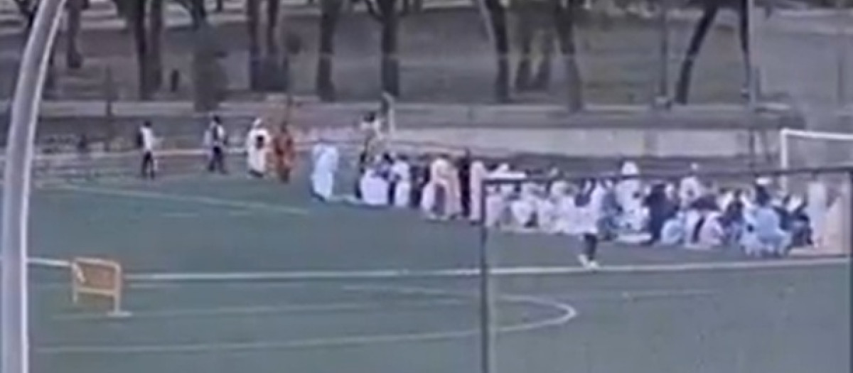 Un numeroso grupo de musulmanes practican rezos islámicos en el campo de fútbol del Centro Deportivo de Amate