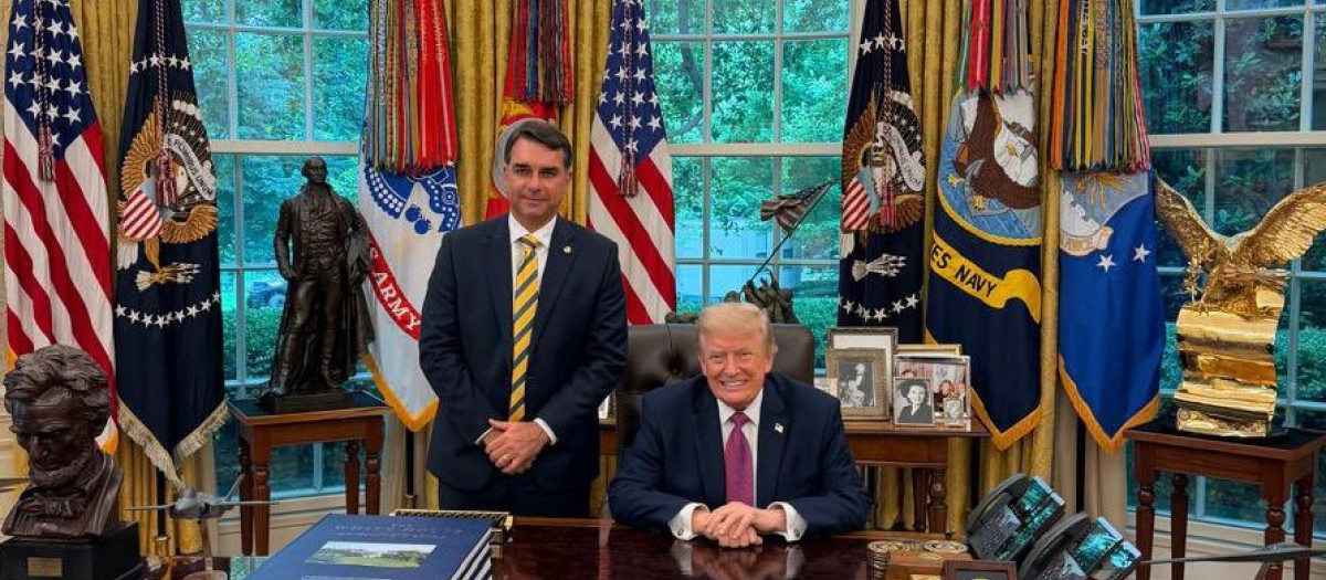 Flavio Bolsonaro, líder conservador y candidato presidencial brasileño, con el presidente Donald Trump en la Casa Blanca