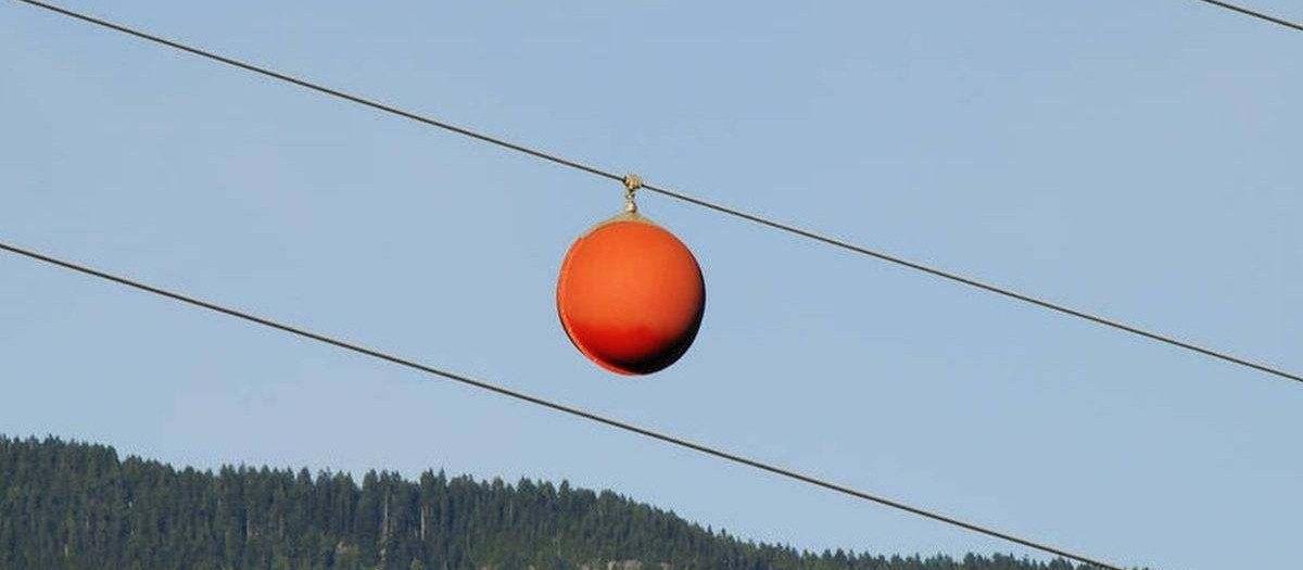 ¿Cuántas veces hemos mirado hacia el cielo y, al ver los cables eléctricos, nos hemos preguntado qué son esas bolas naranjas que cuelgan?