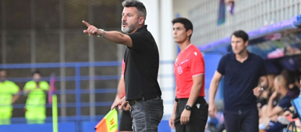 Iván Ania hace una indicación desde su área técnica