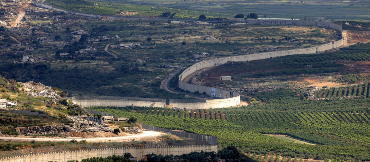 El muro fronterizo que separa Israel (derecha) y Líbano se muestra desde una posición en la región de la Alta Galilea, en el norte de Israel,