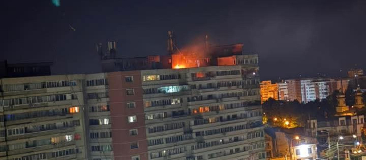 Un dron ruso impactó en la madrugada de este viernes contra un edificio de apartamentos en la ciudad rumana de Galati