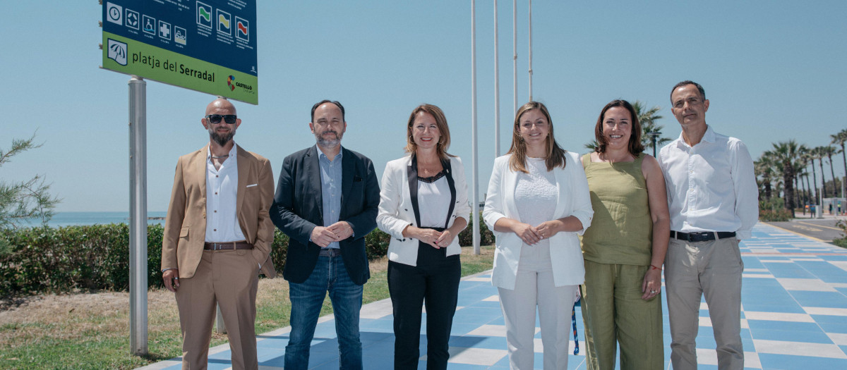 Begoña Carrasco izando la Bandera Azul del Serradal