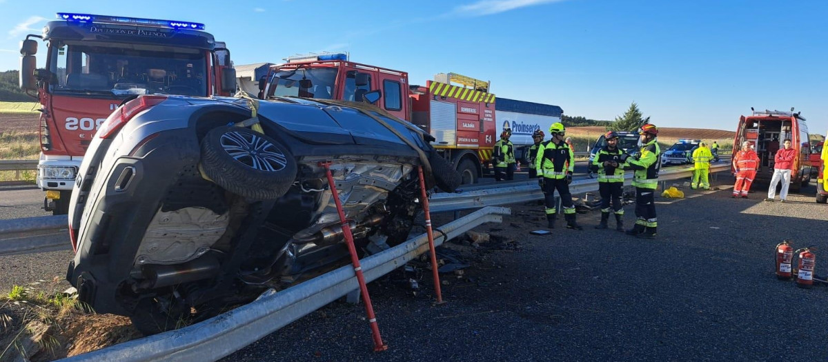 Imagen del vehículo siniestrado en la A-67 en Herrera de Pisuerga (Palencia)

REMITIDA / HANDOUT por SUBDELEGACIÓN DEL GOBIERNO
Fotografía remitida a medios de comunicación exclusivamente para ilustrar la noticia a la que hace referencia la imagen, y citando la procedencia de la imagen en la firma
01/6/2026