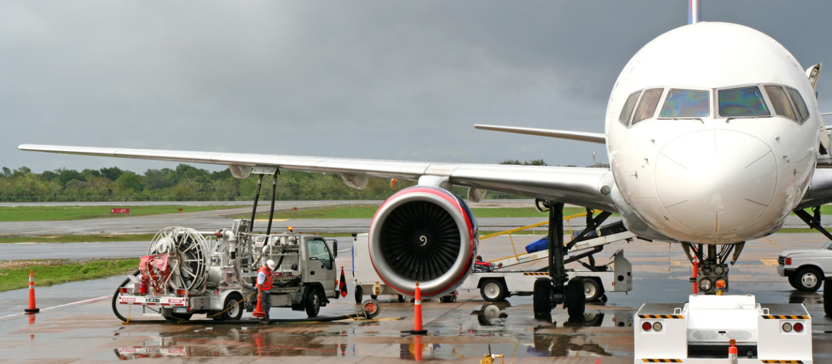Un avión reposta combustible en la pista