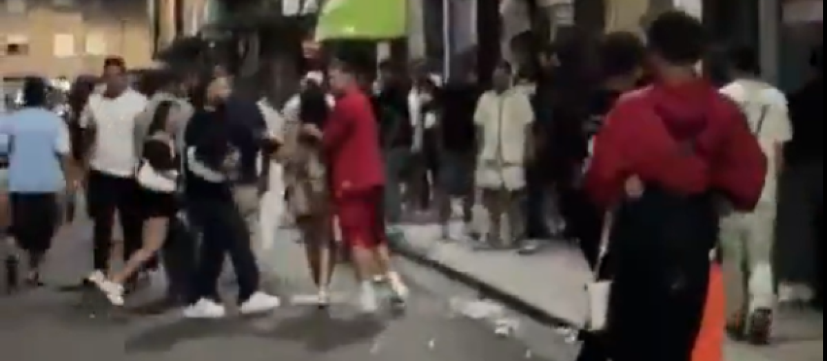 Imagen del altercado ocurrido frente a una discoteca en Palencia