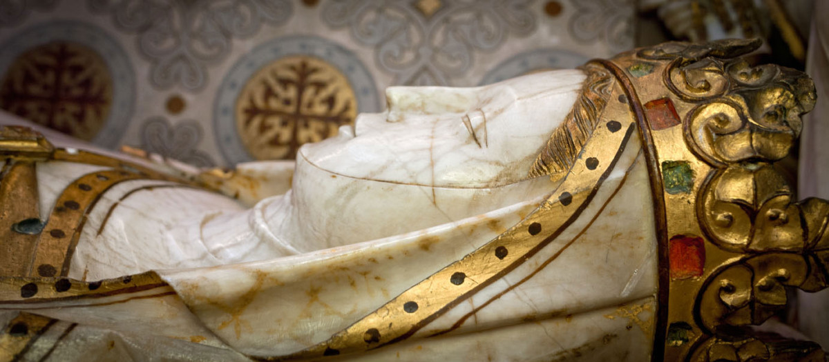 Detalle del sepulcro de mármol de la reina Elisenda de Montcada