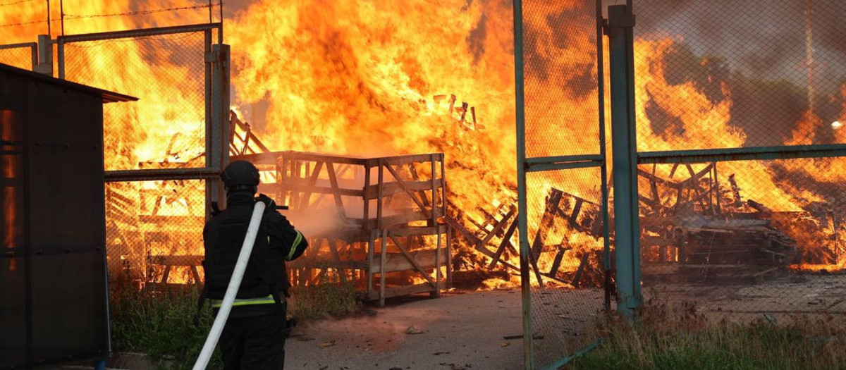 KIEV, 02/06/2026.- El número de muertos en el mayor ataque ruso a Ucrania de los últimos meses, que tuvo lugar la pasada noche y fue uno de los más masivos de toda la guerra, asciende a al menos 13, incluido un niño, tras actualizar este martes las autoridades ucranianas la cifra de fallecidos en Dnipró. Los ataques rusos mataron a al menos nueve personas en una zona residencial de esa ciudad del centro-este de Ucrania, y a otras cuatro en la capital, Kiev, según el último balance publicado en Telegram por el ministro del Interior ucraniano, Igor Klimenko. EFE/ Servicios de Emergencias de Ucrania - SOLO USO EDITORIAL/SOLO DISPONIBLE PARA ILUSTRAR LA NOTICIA QUE ACOMPAÑA (CRÉDITO OBLIGATORIO) -