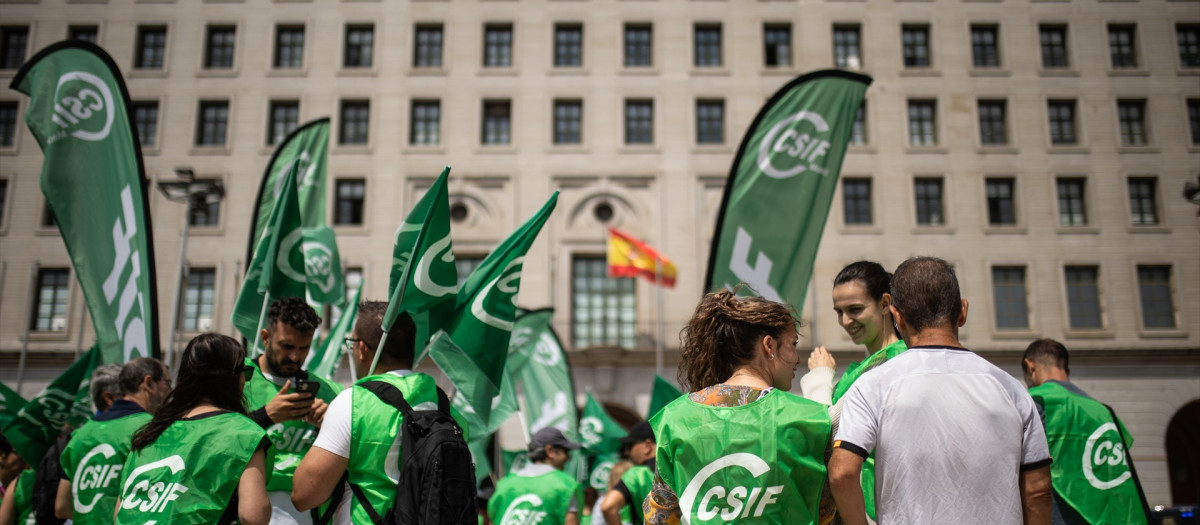 (Foto de ARCHIVO)
Un grupo de personas sostienen una pancarta durante una concentración de CSIF
