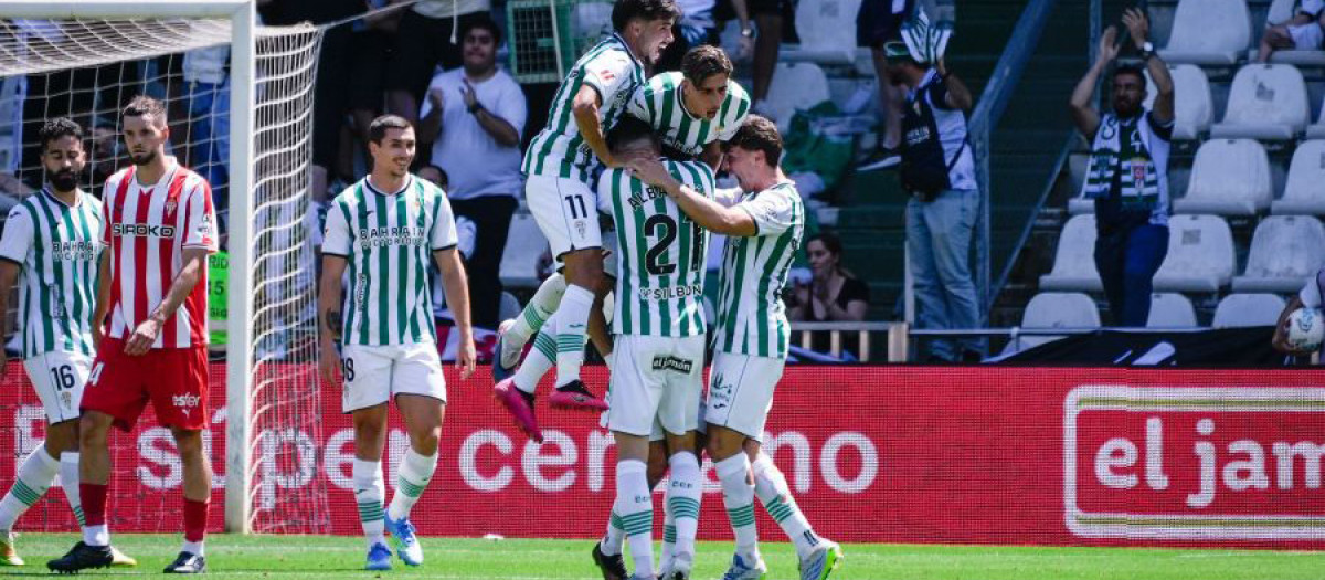 Requena, en el centro de la celebración, uno de los jugadores que se despide