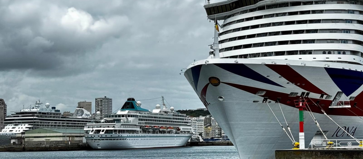 Cruceros en el puerto de La Coruña

REMITIDA / HANDOUT por AUTORIDAD PORTUARIA DE A CORUÑA
Fotografía remitida a medios de comunicación exclusivamente para ilustrar la noticia a la que hace referencia la imagen, y citando la procedencia de la imagen en la firma
02/6/2026