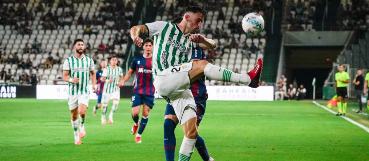 Albarrán intenta un despeje en el partido frente al Huesca
