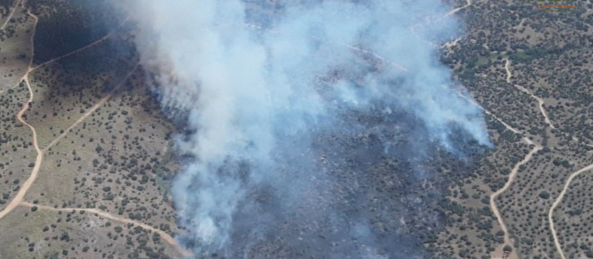 Medios aéreos y terrestres trabajan en un fuego en la Academia de Infantería de Toledo que llega a nivel 1

REMITIDA / HANDOUT por INFOCAM
Fotografía remitida a medios de comunicación exclusivamente para ilustrar la noticia a la que hace referencia la imagen, y citando la procedencia de la imagen en la firma
03/6/2026