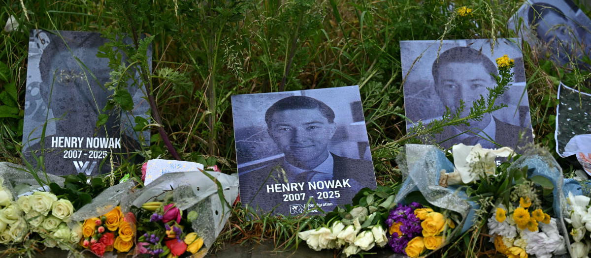 Arreglos florales y fotografías de Henry Nowak fueron ubicadas frente a la estación de policía de Southampton, Reino Unido