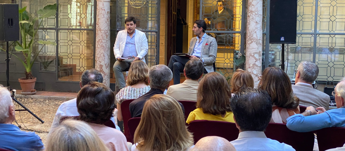 Javier Romero y Rufino Gomera, en la presentación de 'Morante, del calvario a la gloria'