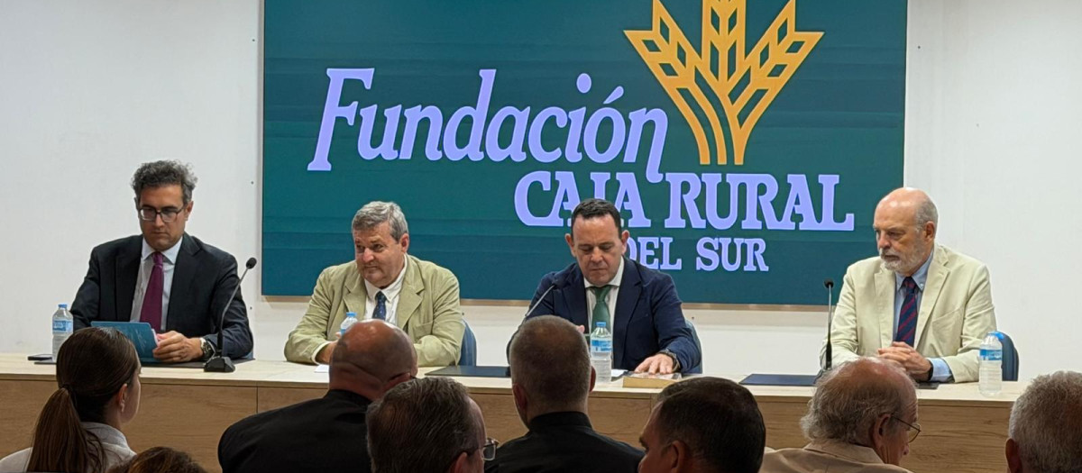 Los ponentes del acto, que se celebró en el Centro Cultural José Luis García Palacios, sede de la Fundación Caja Rural del Sur