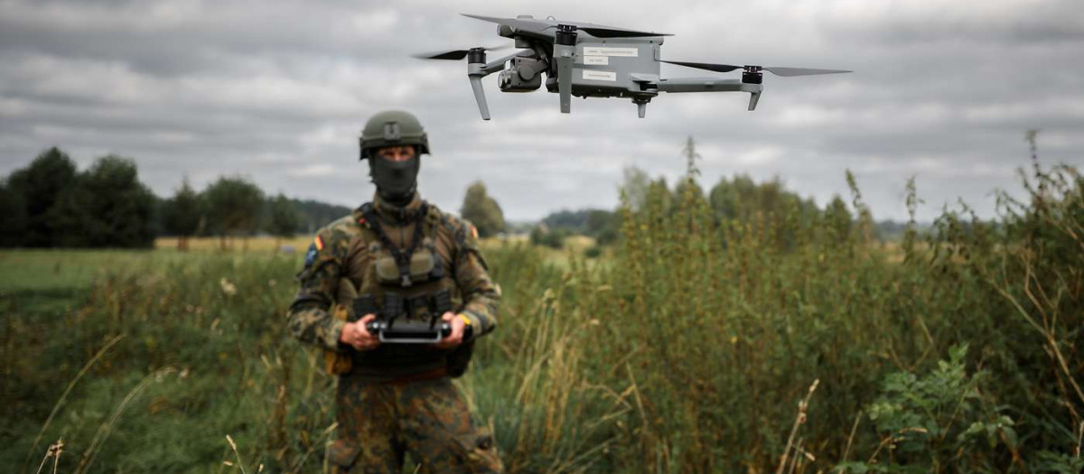 Un militar alemán opera un dron en una imagen del archivo del Ejército